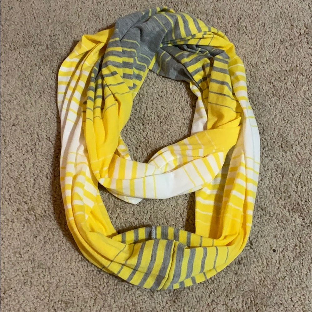 Fashionable infinity scarf